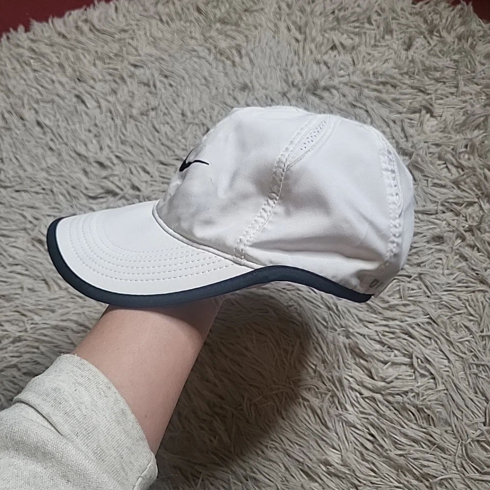 *SOLD* Nike Featherlight Dri Fit Hat Cap Baseball Hat Cap White & Black Running - Picture 2 of 10